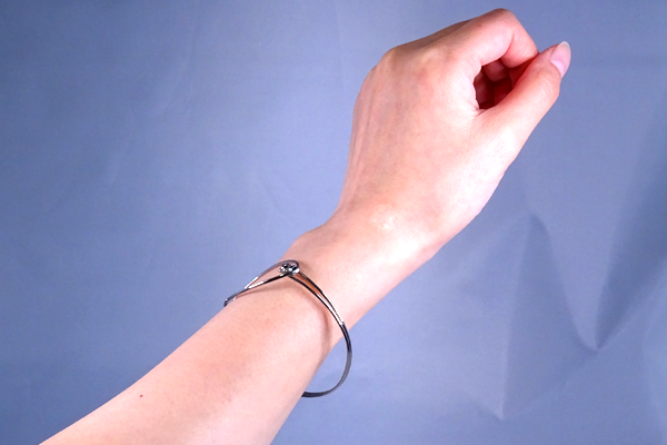 ブレスレット　装着モデル
