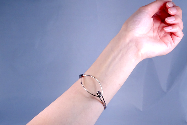 ブレスレット　装着モデル