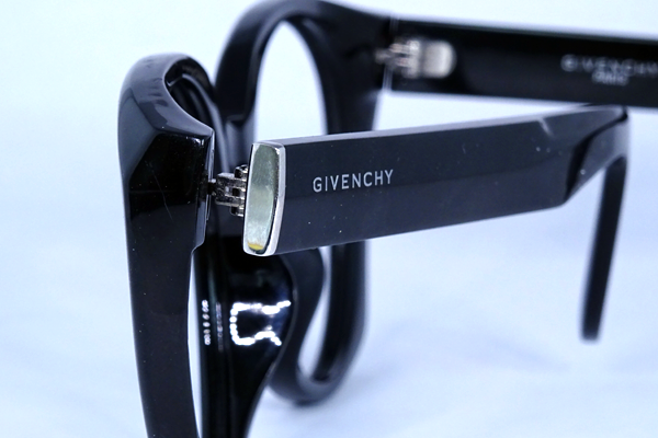 GIVENCHY　金具から樹脂へ　修復再生