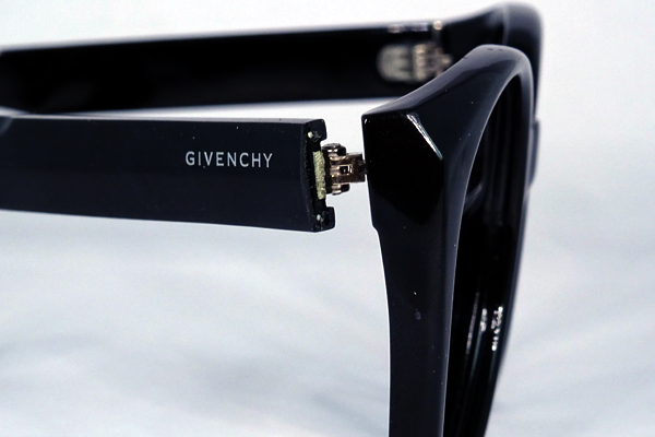 GIVENCHY　金具から樹脂へ　修復再生
