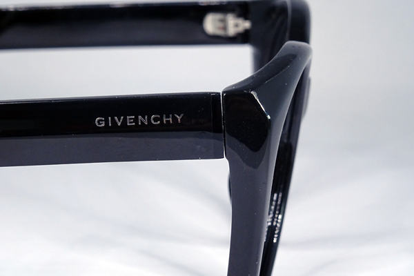 GIVENCHY　金具から樹脂へ　修復再生