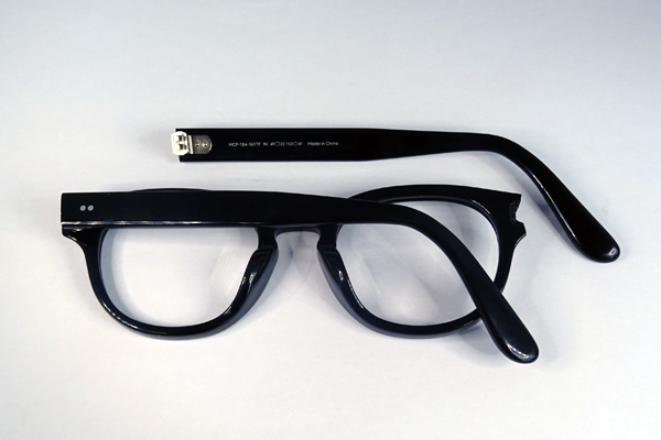 黒プラスチックフレーム ヨロイ修復再生