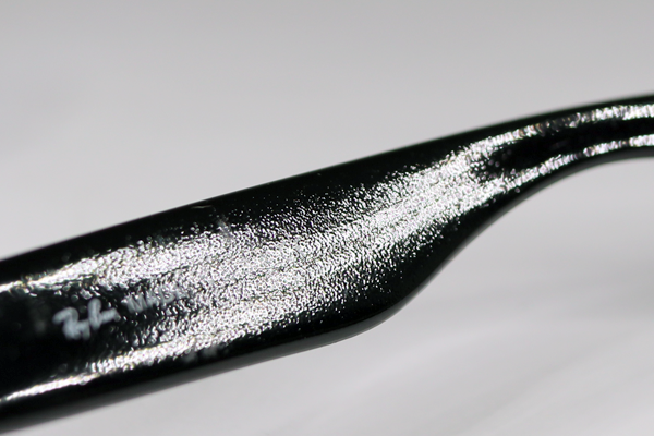 これは偽物のレイバンです