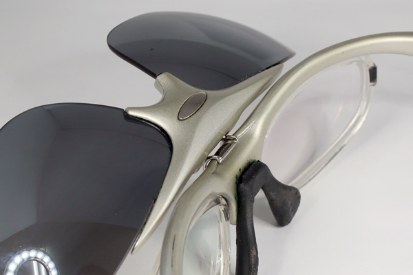 前掛けはねあげサングラス　樹脂パーツを金具に変更　