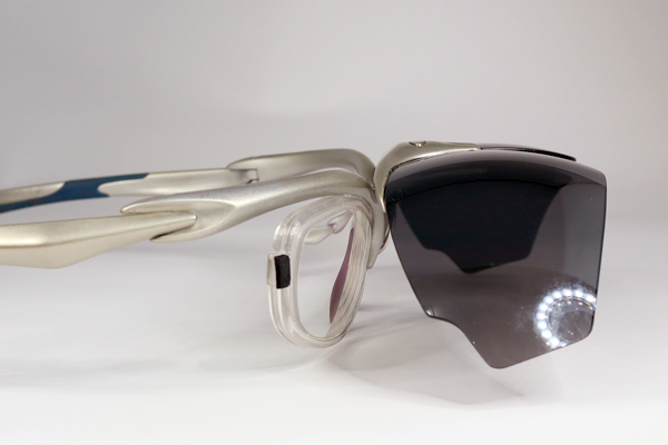 前掛けはねあげサングラス　樹脂パーツを金具に変更　