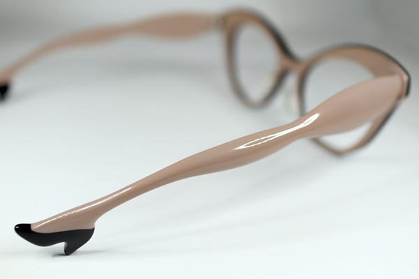 艶やかな女性の脚