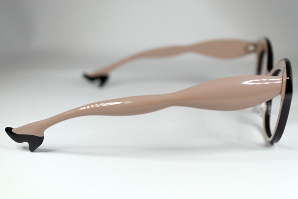 艶やかな女性の脚