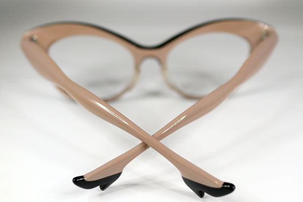 艶やかな女性の脚