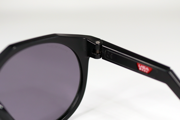 OAKLEY  樹脂丁番割れ　メタルパーツで修復再生