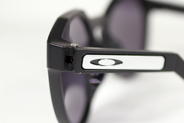 OAKLEY  樹脂丁番割れ　メタルパーツに交換