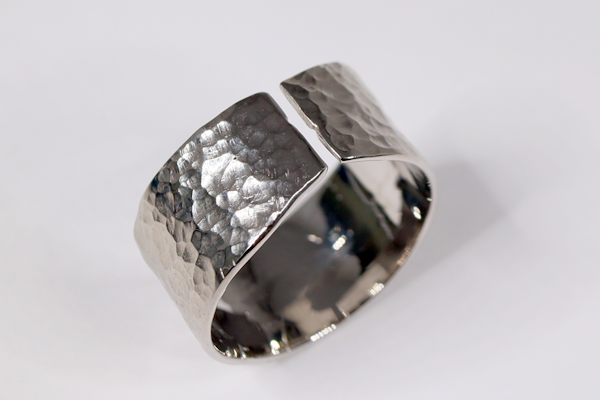 パコ・ラバンヌ　グラスリメイク　槌目リング