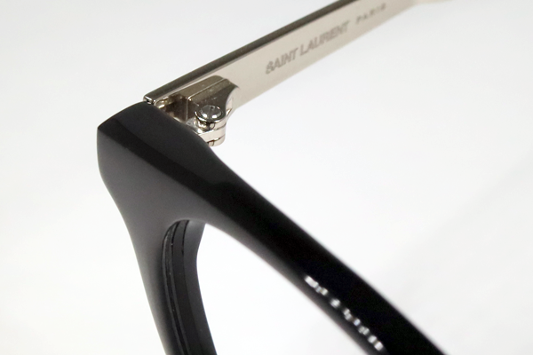 イヴ・サンローラン　黒の衝撃