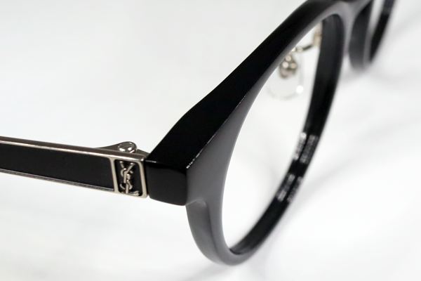 イヴ・サンローラン　黒の衝撃