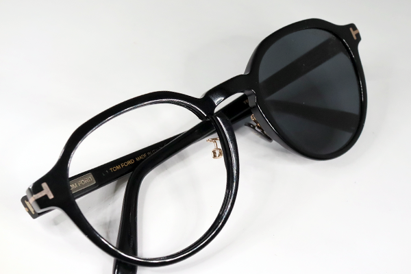 TOM FORD　右リム切れ　修復再生