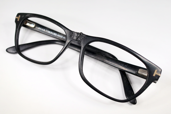 トムフォード　ブリッジ折れ　接着剤使用　修復再生