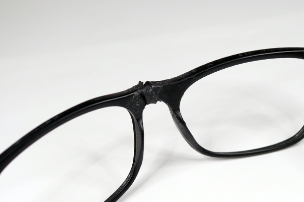 トムフォード　ブリッジ折れ　接着剤使用　修復再生