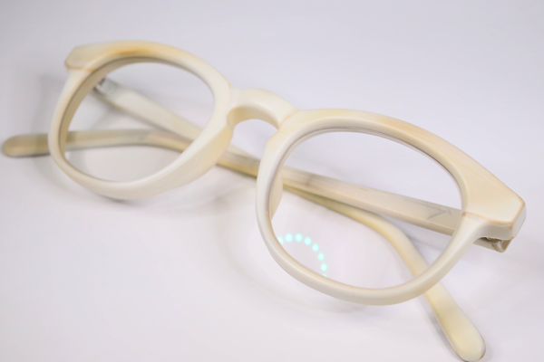 白山眼鏡店　マンモス牙めがね風塗装